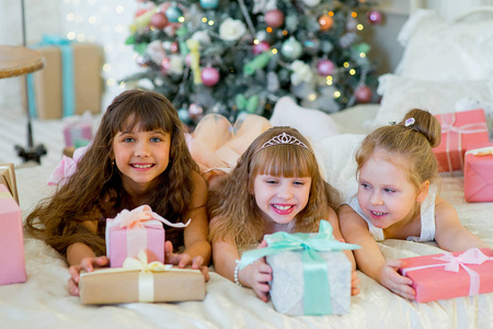 三个年轻快乐女孩与圣诞礼物