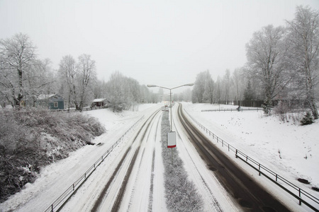 在阴沉的冬日积雪的路上