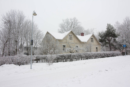 五颜六色的木屋在芬兰下雪了