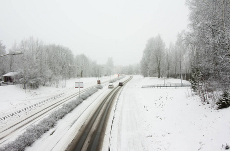 在阴沉的冬日积雪的路上