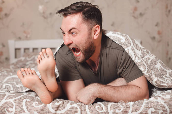 男人试着咬女性的脚