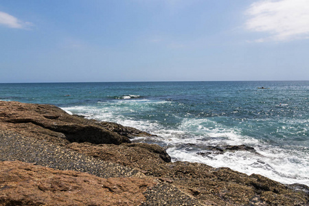 岩石的海岸线，防止海洋天空沿海景观