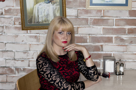 女人的画像在咖啡厅的背景图片图片