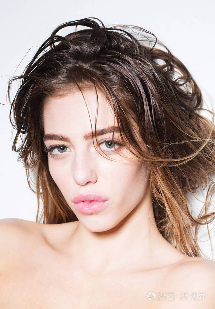 长湿头发的漂亮女孩