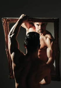在镜子的英俊肌肉健美