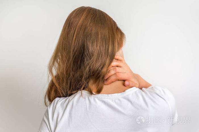 在她的脖子上有疼痛的肌肉拉伤的女人