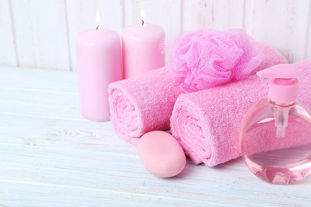 用肥皂和一缕粉红色毛巾