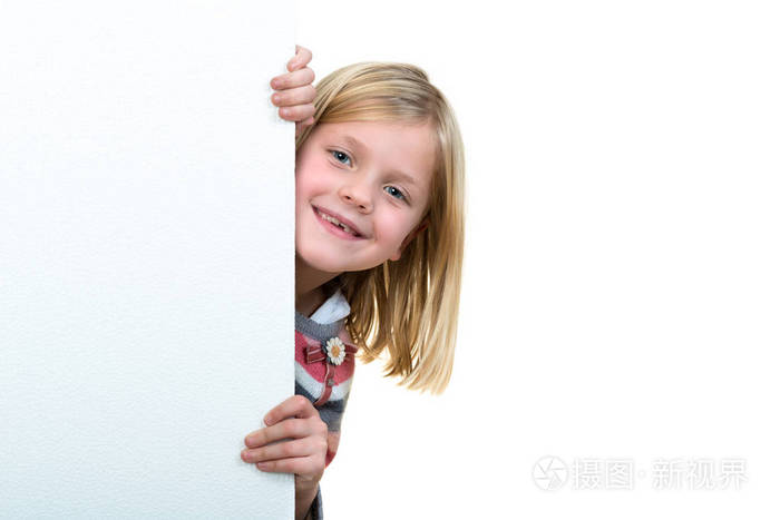 可爱的金发女孩举着空白牌子