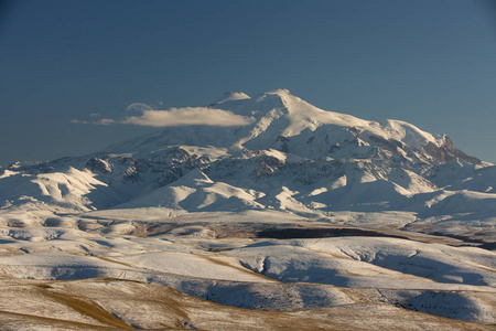 俄罗斯。在高加索山脉在深秋的第一场雪