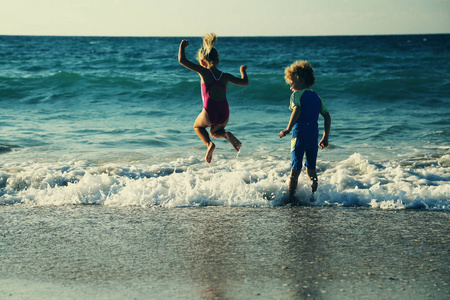 孩子们在海滩上玩