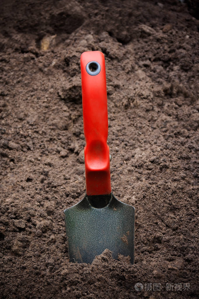 泥土中的花园铲子