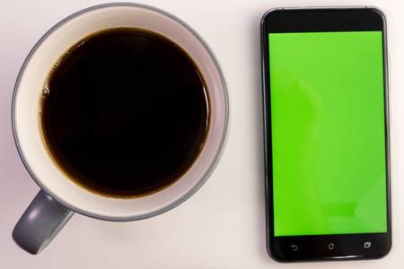 与咖啡杯子绿色屏幕智能手机