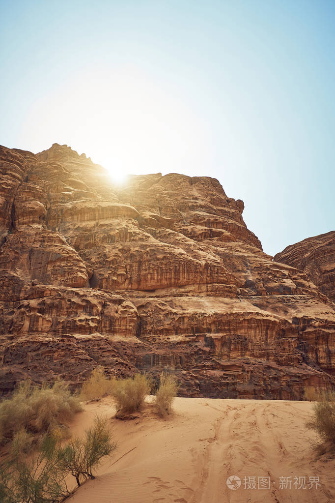 惊人的红色山脉在阿拉伯半岛的瓦迪鲁姆沙漠景观