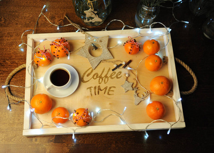 官吏 咖啡 装饰和花环上刻的咖啡时间的木托盘。节日的气氛，节日，圣诞节