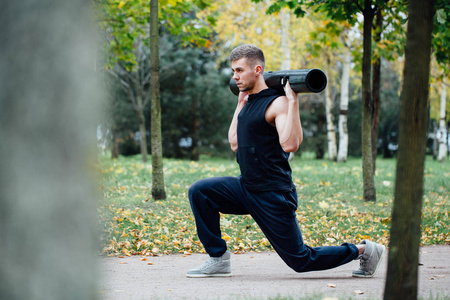 做练习弓步与郁结，早晨在公园里锻炼的男性健身