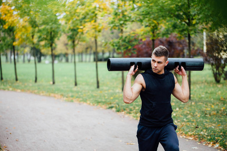 做练习弓步与郁结，早晨在公园里锻炼的男性健身