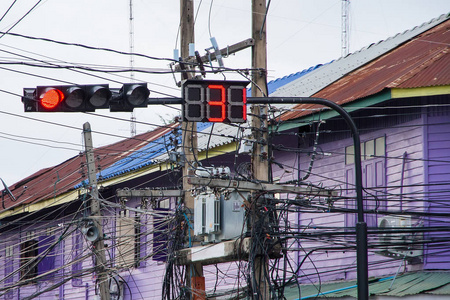 泰国电塔上有很多电线