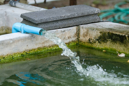 强大的水流从水管的废水流照片