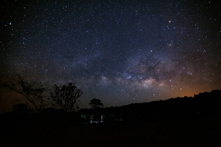 银河系和轮廓的树在富显荣科军国家公园