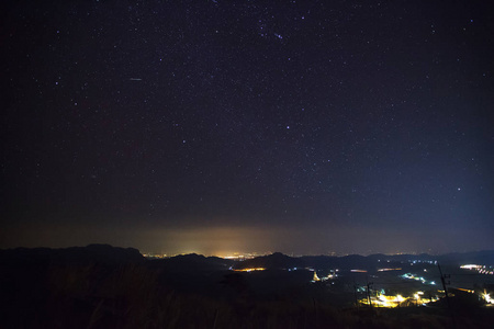 双子座流星在夜空结束，Pha 的儿子玉佛寺