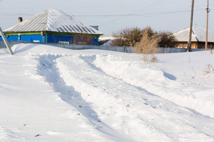 被雪覆盖的乡村房子