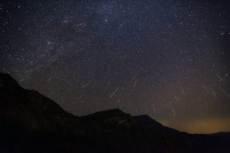 双子座流星在夜空中