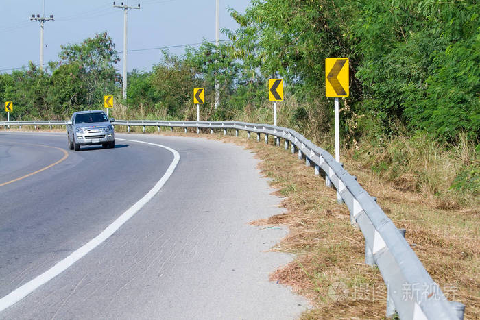 黄色的道路标志提醒司机前方危险曲线