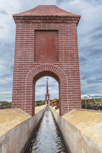 渡槽桥的鹰，塞维利亚，西班牙。通道