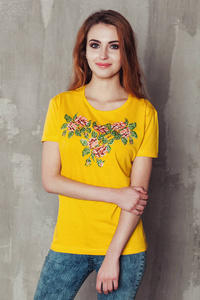 绣花的衬衫的乌克兰民族风格的漂亮女孩的照片。传统服饰的女人