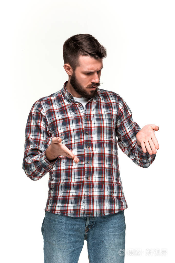男人表情严肃在白色的背景