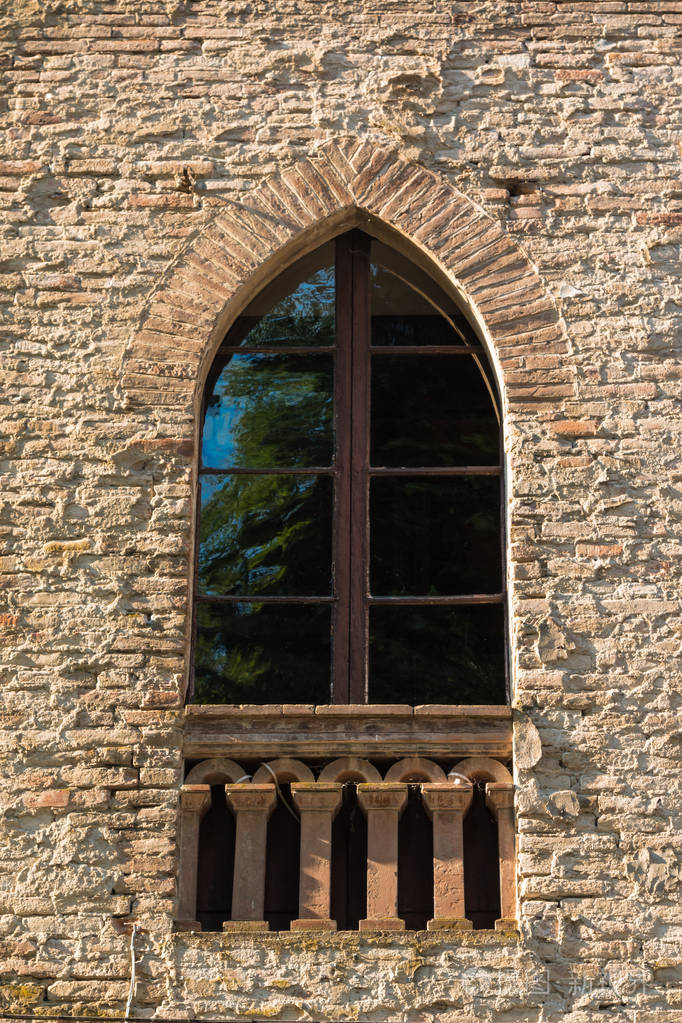 在欧洲的哥特式建筑的城堡窗口