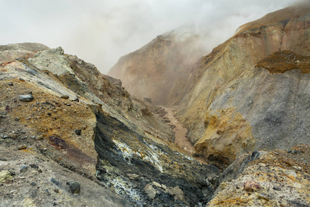 从活跃的火山 Mutnovsky 冰川的融化流