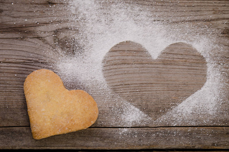 标记在与糖粉和 cookie 的心的形状