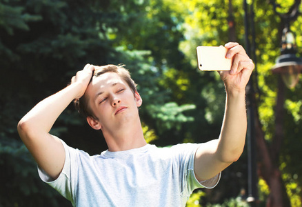 交互式的年轻人通过智能手机在一个公园进行沟通