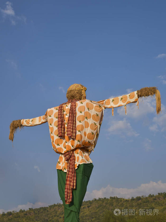 稻草人与色彩鲜艳的衣服