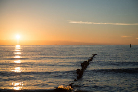 防波堤的波罗的海在日落