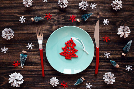 蓝板装饰冷杉 红刀子和叉子和圣诞