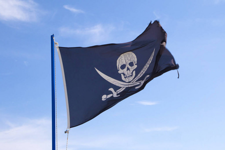 蓝蓝的天空飘扬的海盗旗