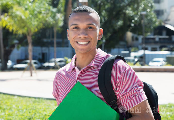 笑在城市墨西哥男学生