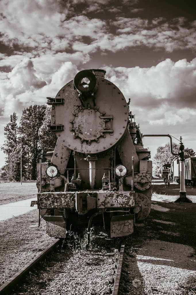 黑白摄影的古老的蒸汽火车照片-正版商用图片0wa5o1-摄图新视界