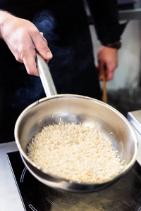 厨师制作烩饭