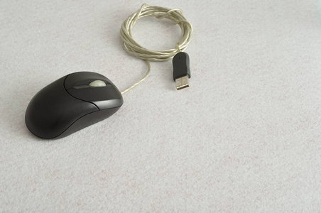 孤立在白色背景上的黑色的电脑鼠标