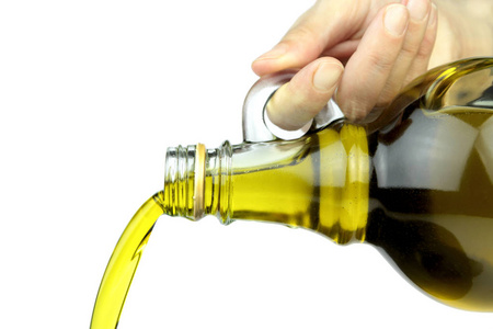 从玻璃瓶浇注特级初榨橄榄油图片