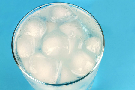 icydrink冰冷的水与冰的多维数据集照片