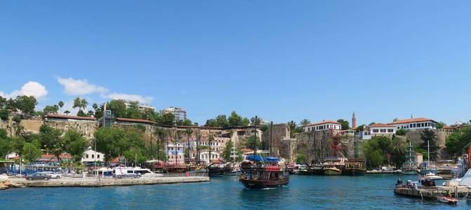 Antalyas 旧镇 Kaleici 城墙和港内船只
