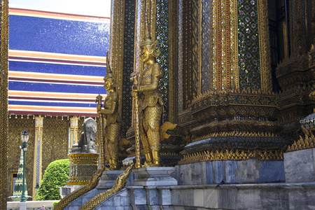 在 Wat Phra 垲曼谷一座宝塔的雕像