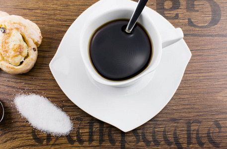白杯加糖在桌上的咖啡