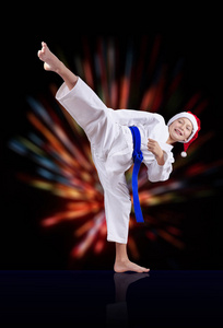 在圣诞老人帽运动员节拍回旋踢照片