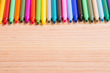木制的桌子上的彩色标记笔
