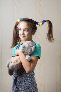 11 岁的小女孩抱着一只泰迪熊